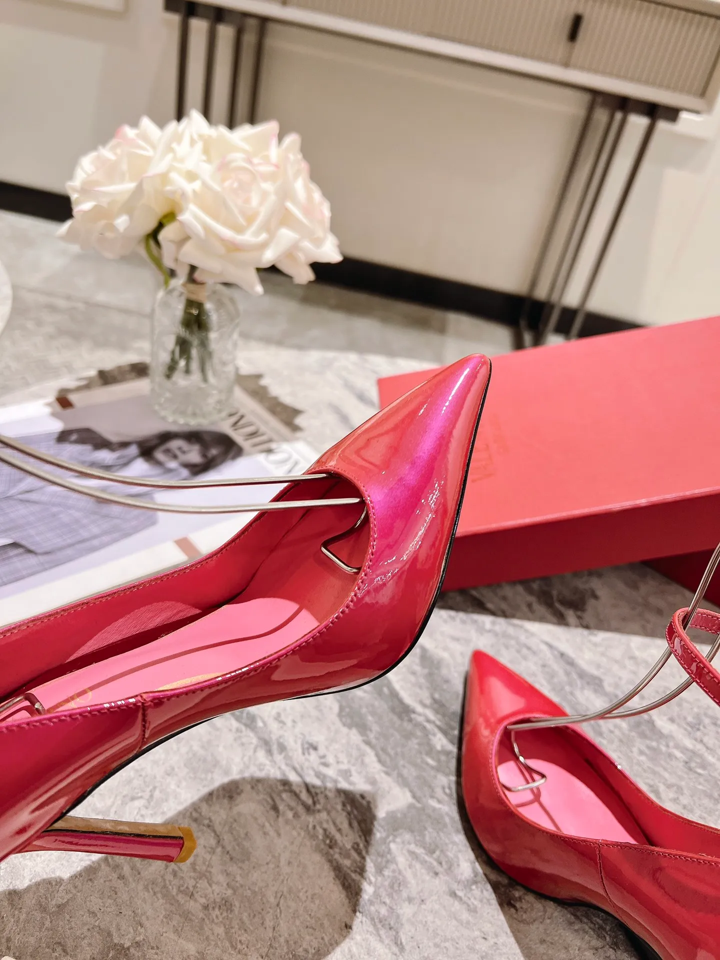 👟👟Ex-factory price 440👟👟 Genuine leather sole +40 Top version 𝑉𝐴𝐿𝐸𝑁𝑇𝐼𝑁𝑂 Valentino new spring and summer women's 6⃣️color patent leather shoes. Unique (small V-label buckle) hardware brings out a full sense of high-end, and the new season will live up to expectations! Worth buying ★ Qipi is absolutely high-grade ❥Original method, absolutely sensual ❥Elegant style, creating a different feeling, simple and elegant style!  Code number: 35-41 (34-42 customized) Fabric: Imported patent leather Lining: Sheepskin lining Heel height: 7cm-10cm2⃣️Various heel height options Leather outsole Rubber outsole